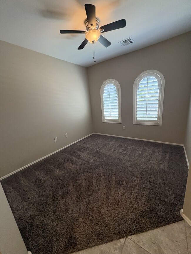 Foto del edificio - 4 bedroom plus Den 3 car garage with sparkling pool Vail School District