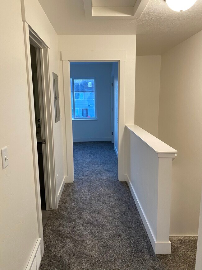 Pasillo entre los dormitorios y el baño. - 2626 W 450 N
