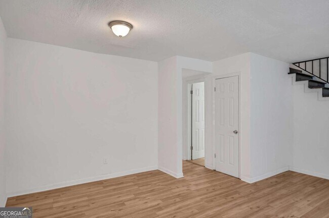 Foto del edificio - 1903 Whitehall Forest Ct SE