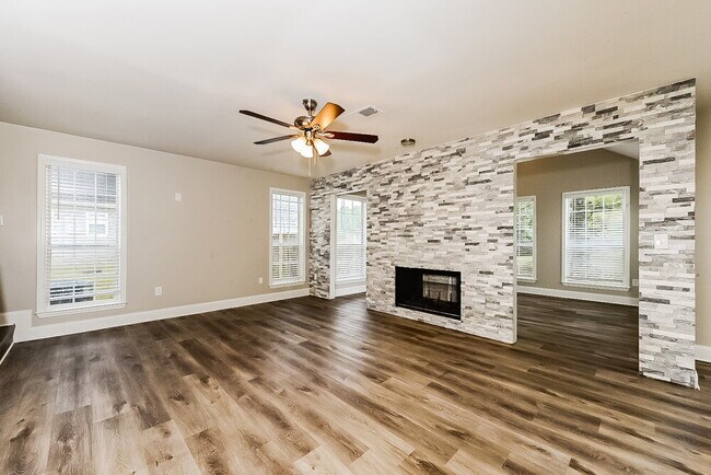 Foto del edificio - 7971 Clearview Cir