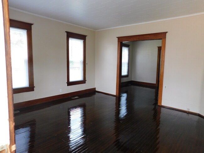 Building Photo - 323 N Walnut Ave