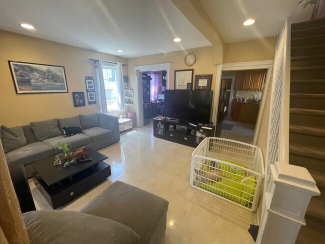 Building Photo - 62 Hille Pl