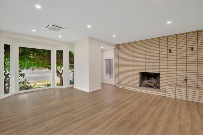 Building Photo - 3852 W 157th St