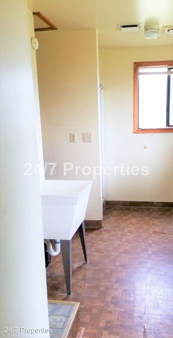 Building Photo - 4 br, 1 bath House - 7559 SE Webfoot Road
