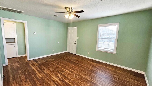 Foto del edificio - Cute 2 Bed-Detached Garage-Nice Location