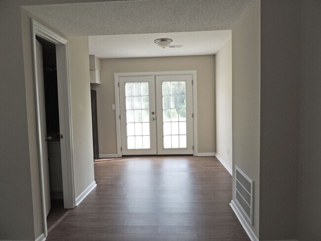 Foto del edificio - Convenient location , 2 bedroom 1.5 bath 9...
