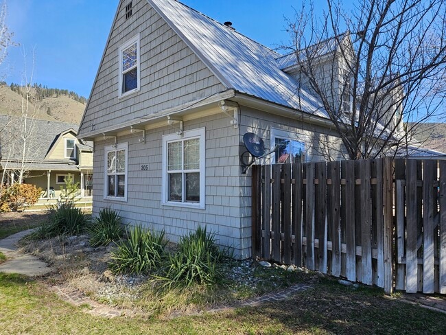 Building Photo - 205 S Division St