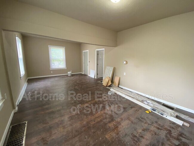 Building Photo - 428 W Lombard St