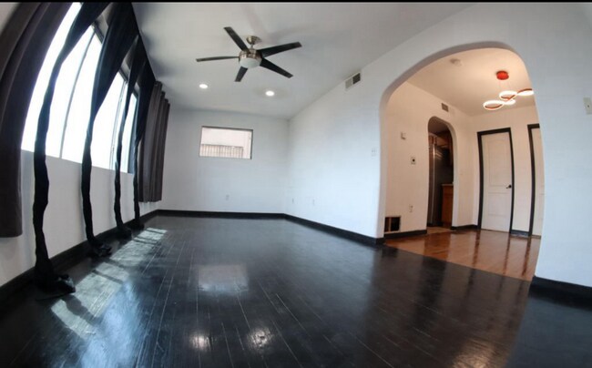 Foto del edificio - 2929 Mobile Ave