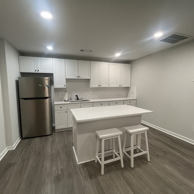 Building Photo - SPACIOUS COTTAGE FOR LEASE - Pre-Leasing August 11 2026!