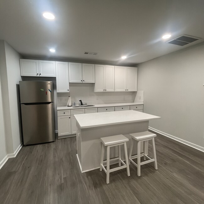 Building Photo - SPACIOUS COTTAGE FOR LEASE - Pre-Leasing August 2026!