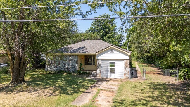 Foto del edificio - Charming 4-Bedroom Home with Beach Vibes!