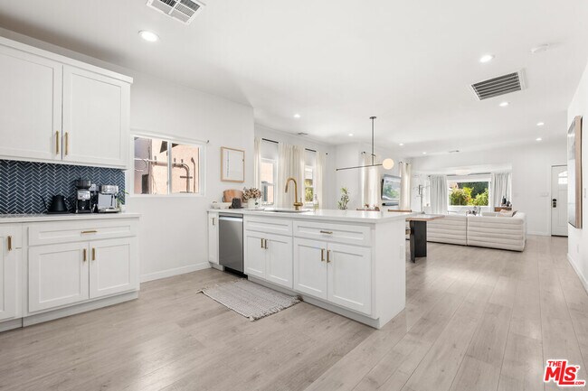 Foto del edificio - 1231 W 49th St