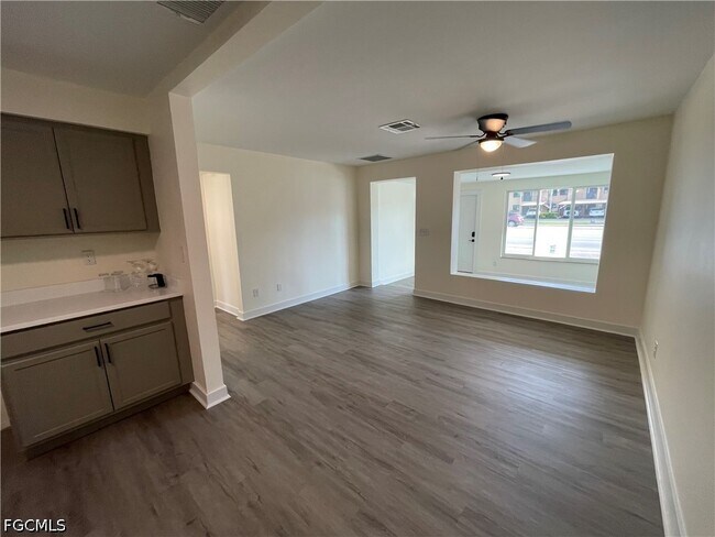 Foto del edificio - 233 Cape Coral Pkwy E