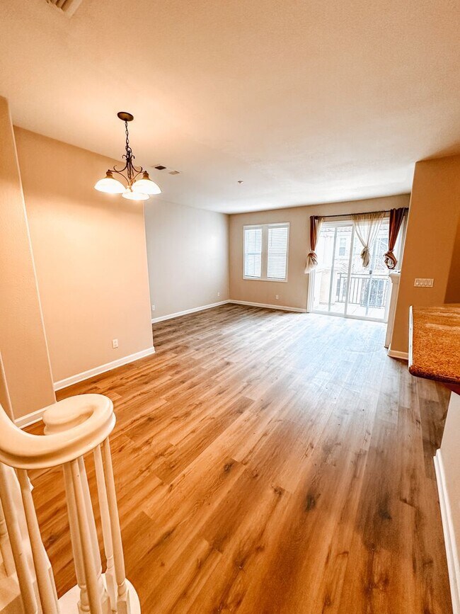 Foto del edificio - Lovely Townhouse For Immediate Move In!