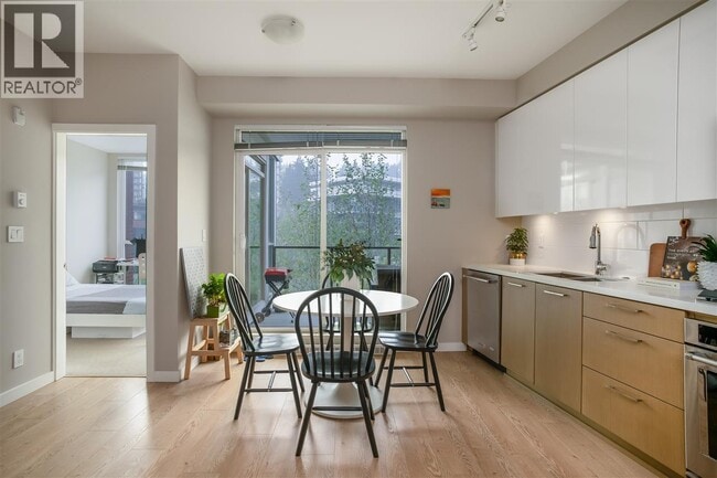 Building Photo - 22 E Royal Ave