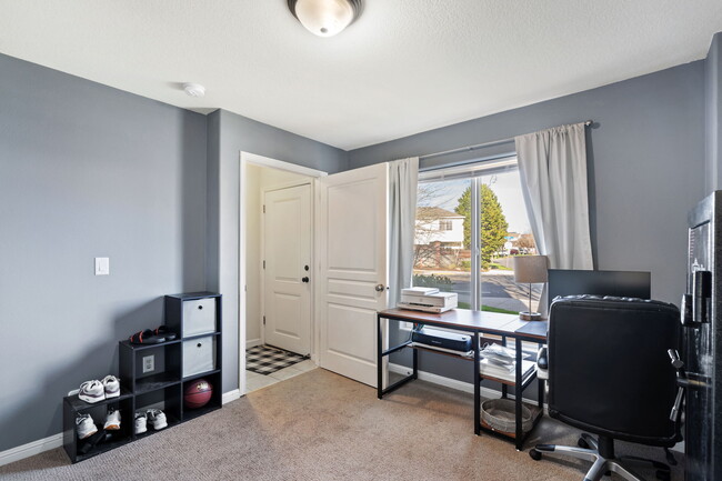 Building Photo - 895 SW 170th Ave