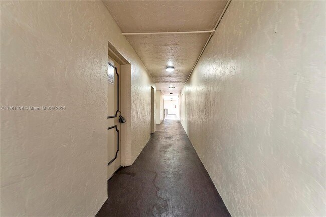 Foto del edificio - 6301 N University Dr