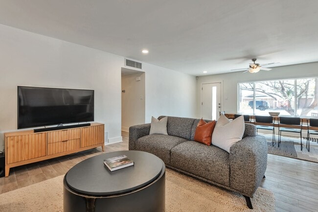 Building Photo - Updated and Spacious 3BED/2BATH Scottsdale Home