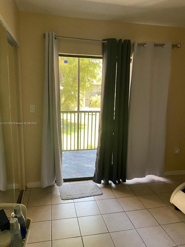 Foto principal - 10370 SW 220th St