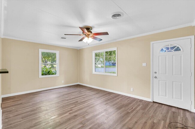 Foto del edificio - Now Leasing 3-Bedroom, 2-Bath House with Detached Garage for Move in August 1st!