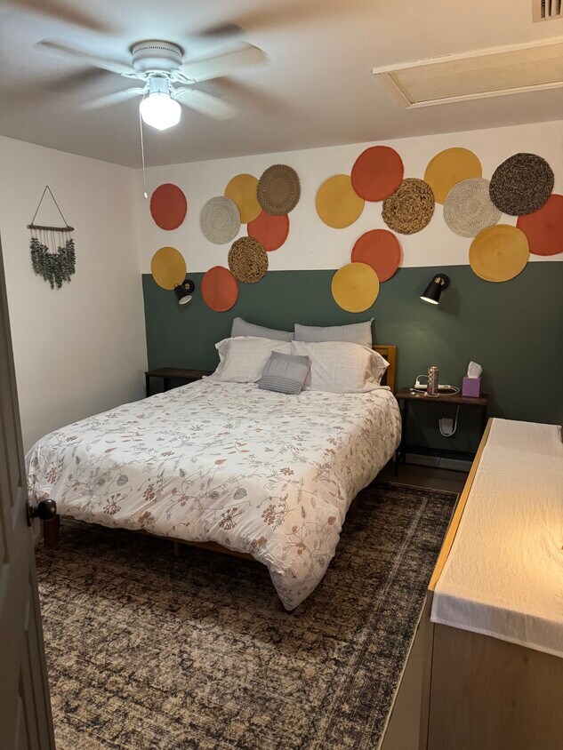 Primary bedroom with en suite - 6053 Laurelwood Dr