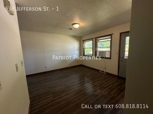 Foto del edificio - 2 bedroom/ 1 bath apartment in Mauston, WI