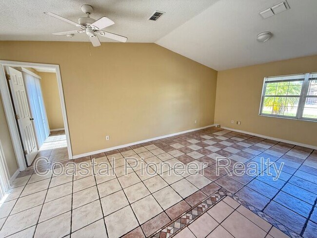 Foto del edificio - 724 Versailles Ln