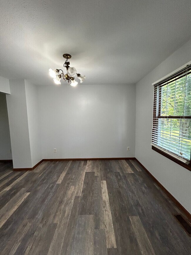 Foto del edificio - 3 Bedroom Stone Facade Colonial with 2 Car Attached Garage  in Strongsville