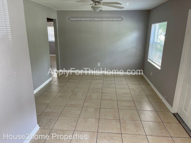 Building Photo - 3 br, 1 bath House - 4214 E Sandalwood Cir S