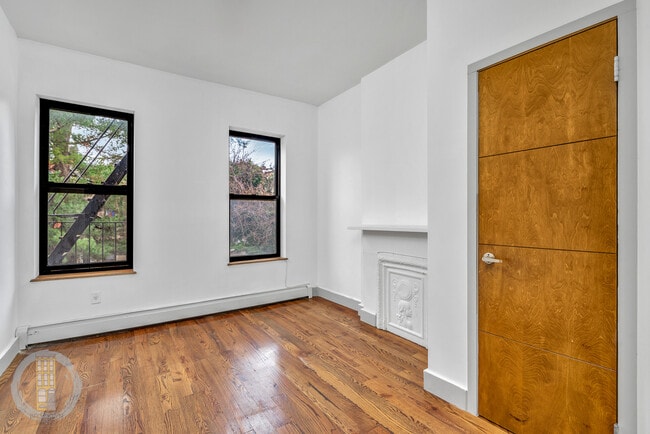 Building Photo - 565 Chauncey St