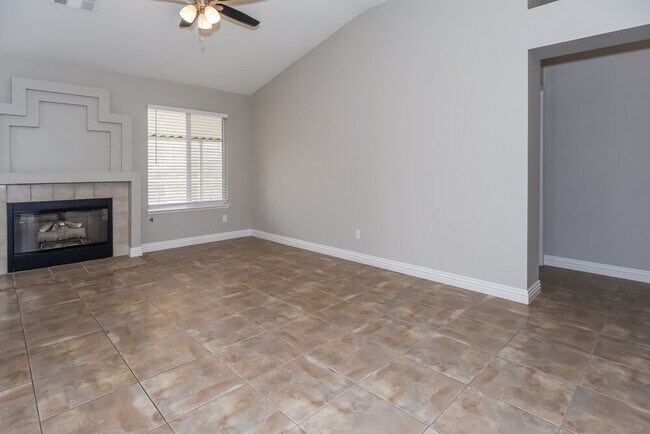 Building Photo - 806 Zinnia Cir