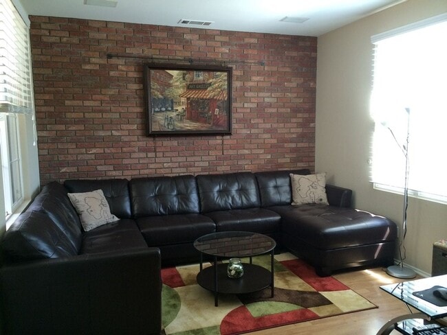 Building Photo - 2 Bedroom, 2.5 bath DETACHED condo in Oak ...