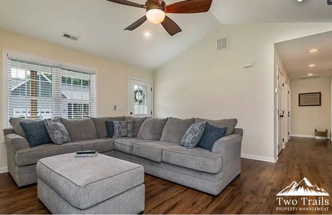 Foto del edificio - 3 BED/2 BATH ONE-LEVEL LIVING WITH MOUNTAIN VIEWS