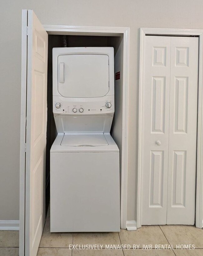 Building Photo - 9625 Amarante Way