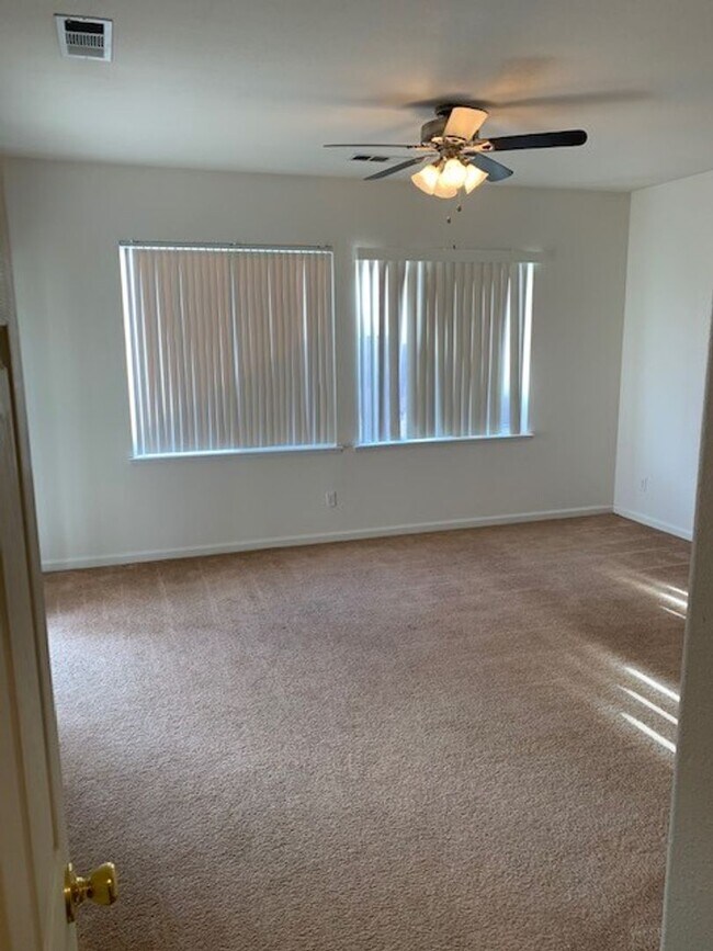 Building Photo - 4 Bedroom 2 Bath Home Available Now!