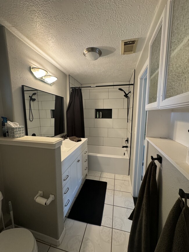 Foto del edificio - 1219 Lynn Ln