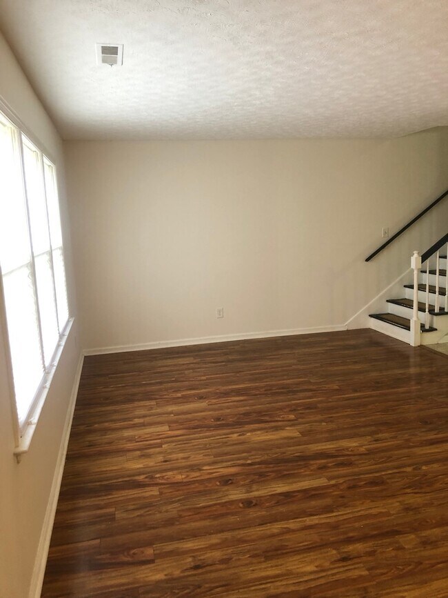 Foto del edificio - Three Bedroom Townhome near Peaks View Park, Fresh Market, 501 Expressway