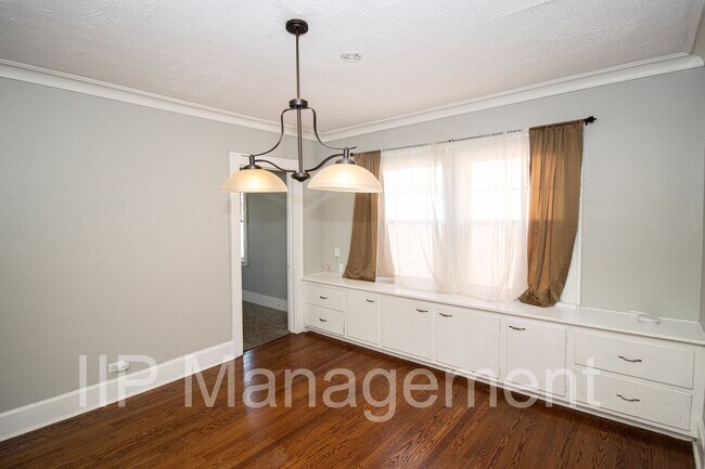Building Photo - Spacious 5 bedroom/2 bath Upstairs Unit of...