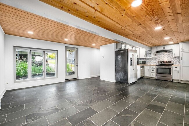 Foto del edificio - 562B Neelys Bend Road