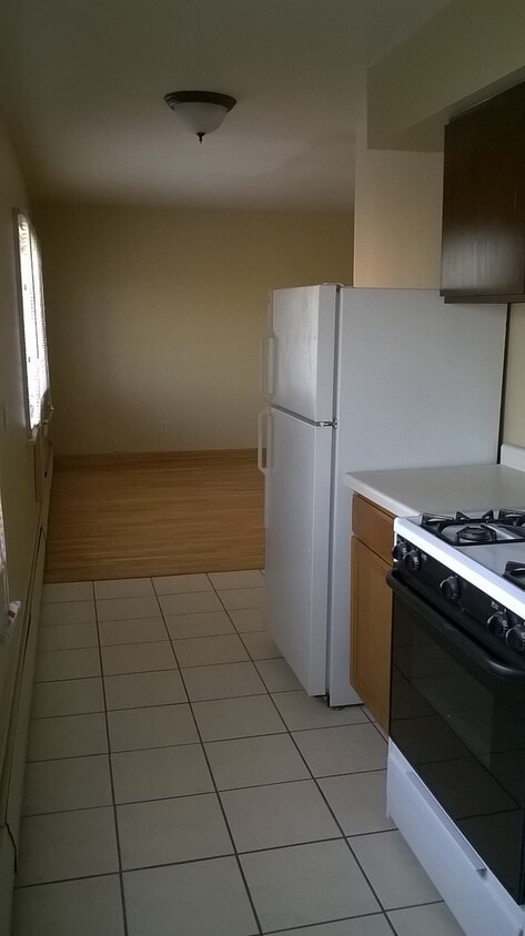 Primary Photo - 1651 N Farwell Ave