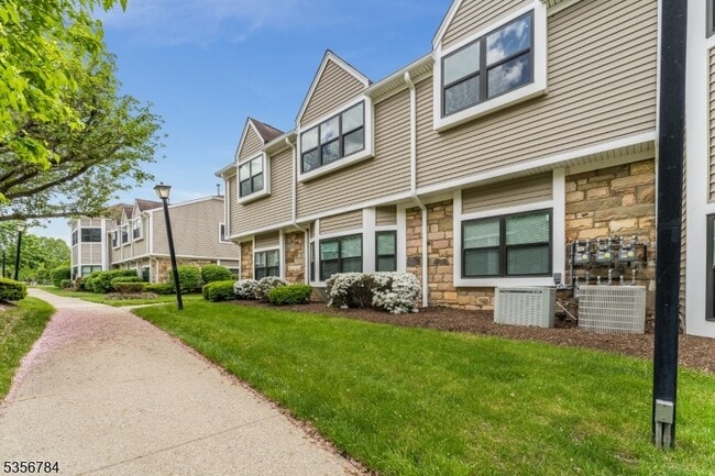Foto del edificio - 490 Schooleys Mountain Rd