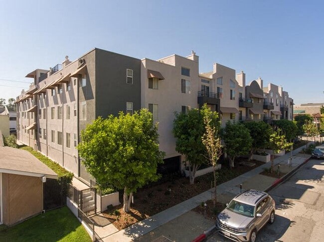 Building Photo - Warner Pointe