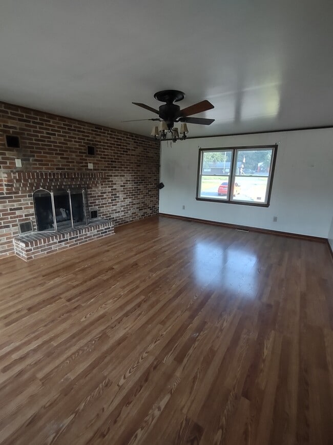Building Photo - 1304 Theodore Rd