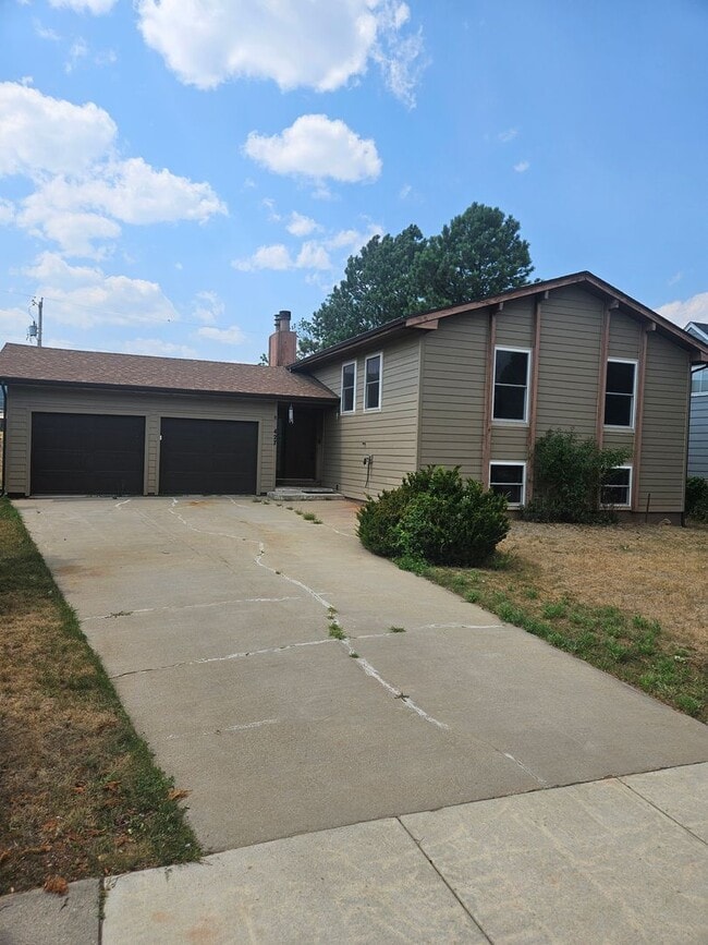 Foto del edificio - 5 BED | 3 BATH | WEST SIDE HOME | DOUBLE GARAGE