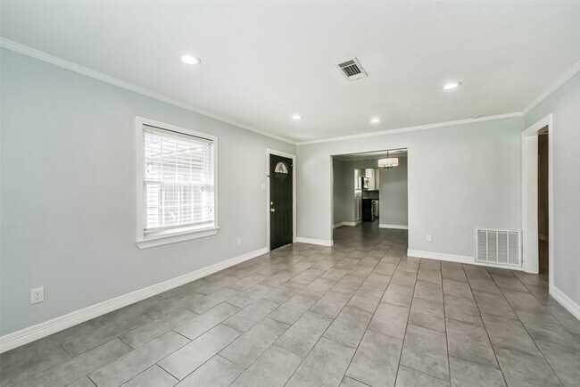 Building Photo - 4702 Maple St