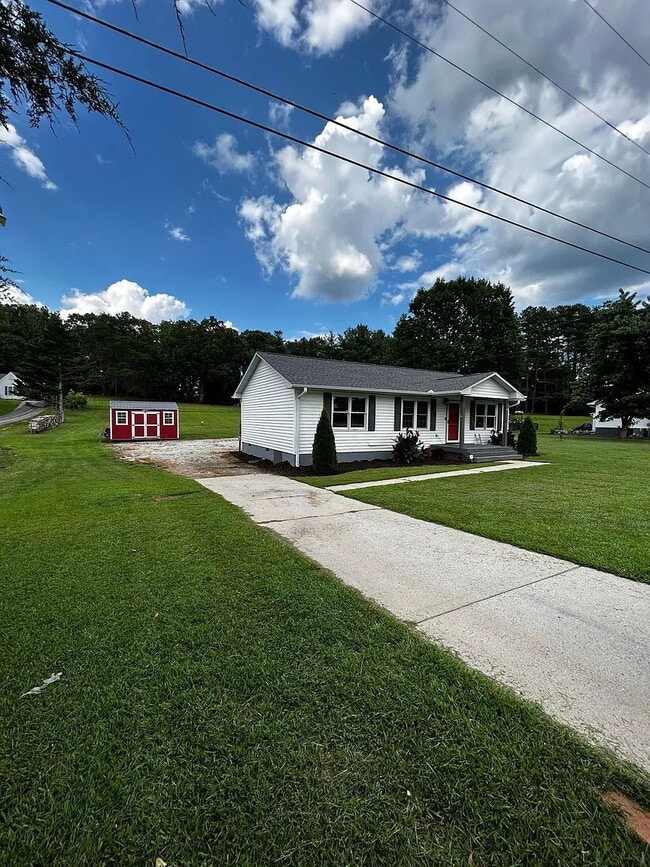Building Photo - 2 Bedroom Home Outside Walhalla City Limits