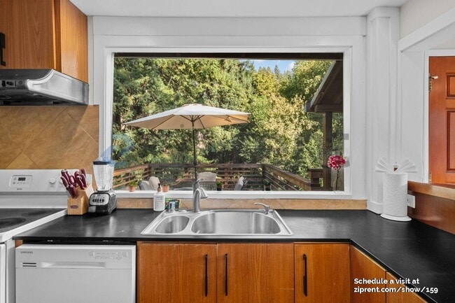 Building Photo - 10590 River Dr