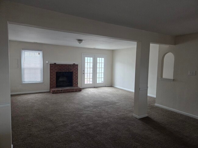 Building Photo - 1615 Mantane Arch