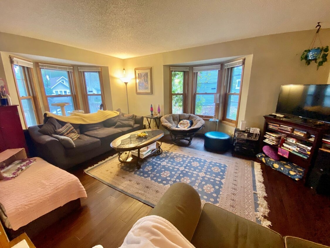 Foto principal - Gorgeous BIG 5BD/3BA House near the U of M...